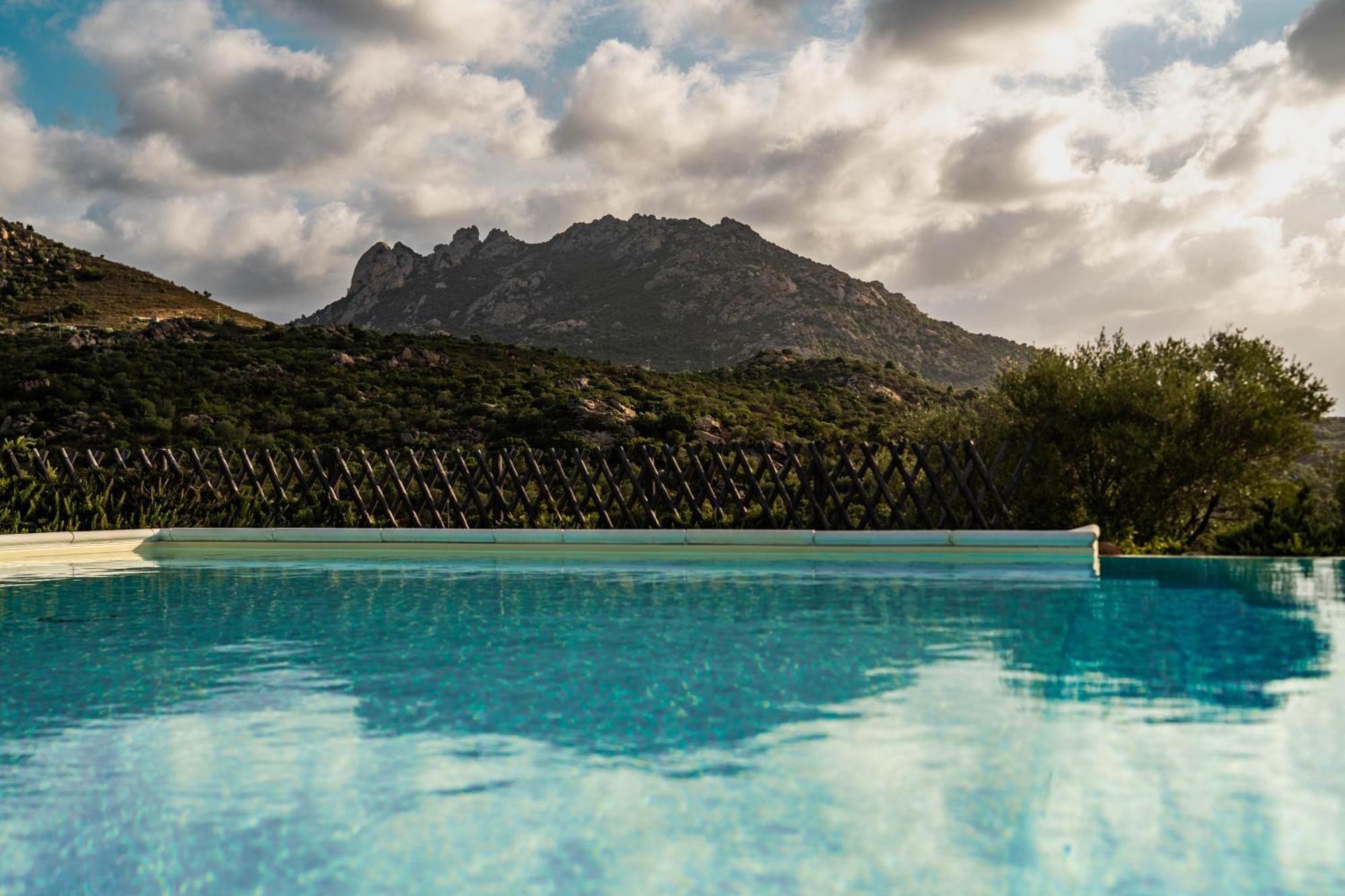 Casagliana Suite Resort Olbia Exteriör bild